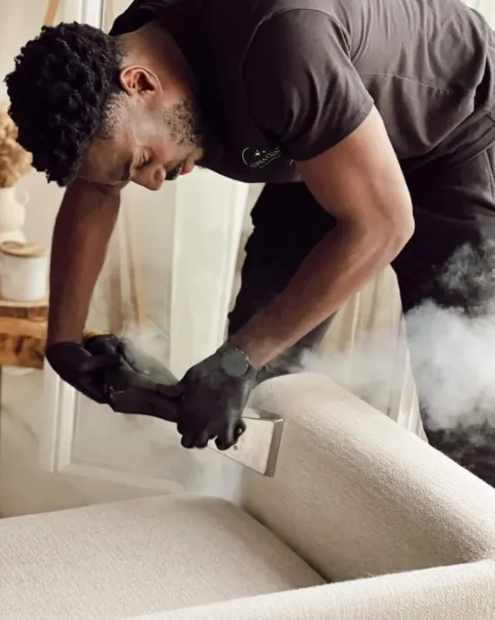 Intervention Opalis : nettoyage d’un textile avec un appareil professionnel